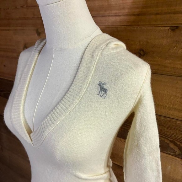 Y2K Women's Cream Abercrombie & Fitch sweater with elk embroidery - Picture 2 of 7